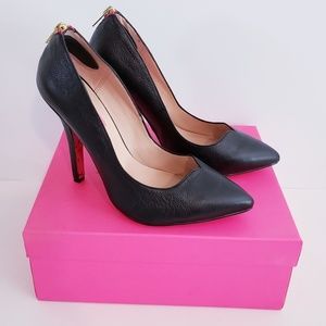 Betsy Johnson black leather shoes